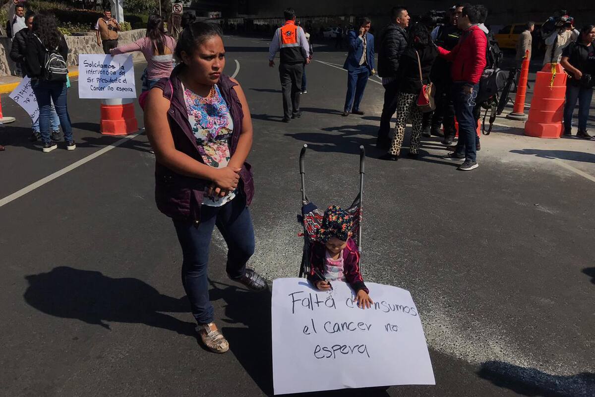 Padres de niños con cáncer bloquean AICM; exigen a AMLO resolver desabasto de medicamentos