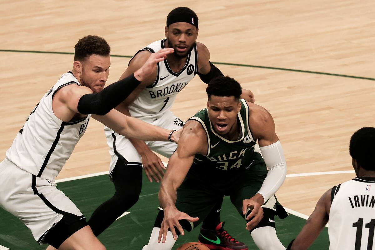 Bucks logra triunfo ante Nets de la mano de Middleton y Antetokounmpo en juego tres