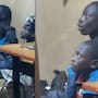 “Y yo que me quejo de la vida”: padre africano conmueve al grabar a sus hijos viendo televisión por primera vez