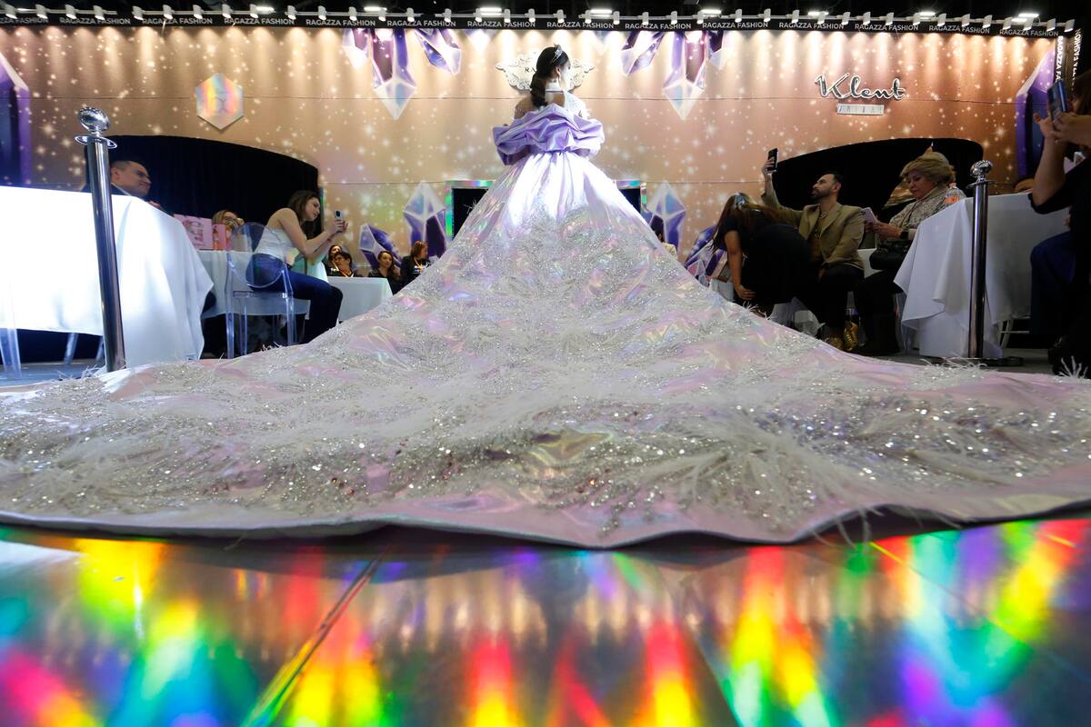 Diseñadores en México exhiben un vestido con 3.000 cristales de Swarovski