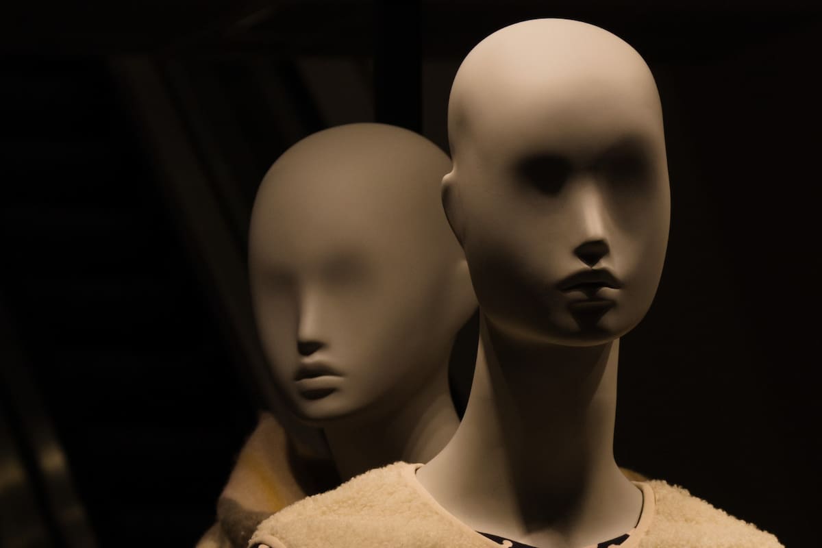 ¿Por qué los maniquíes casi nunca tienen ojos ni boca?