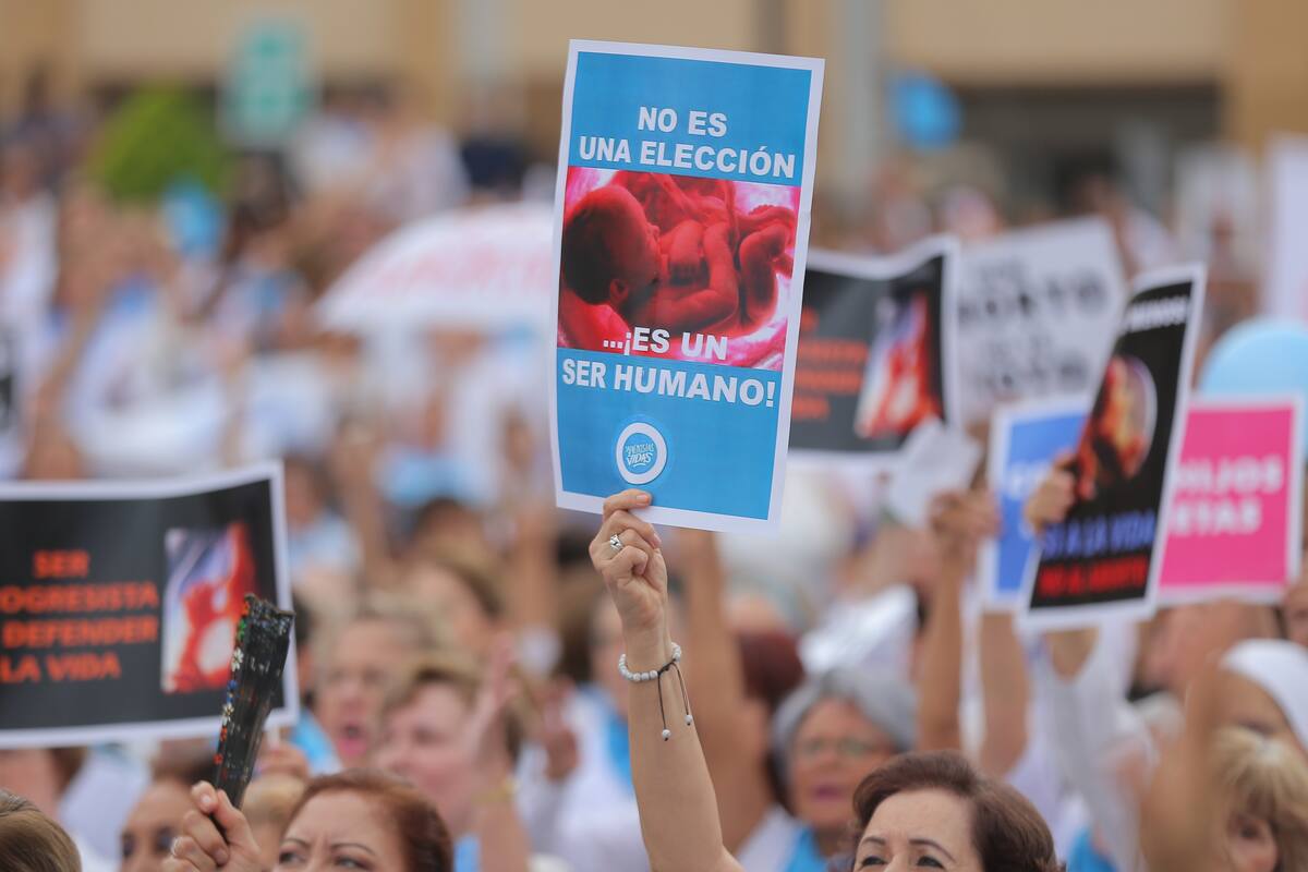 Diversos colectivos rezan para detener aprobación del aborto y matrimonio igualitario