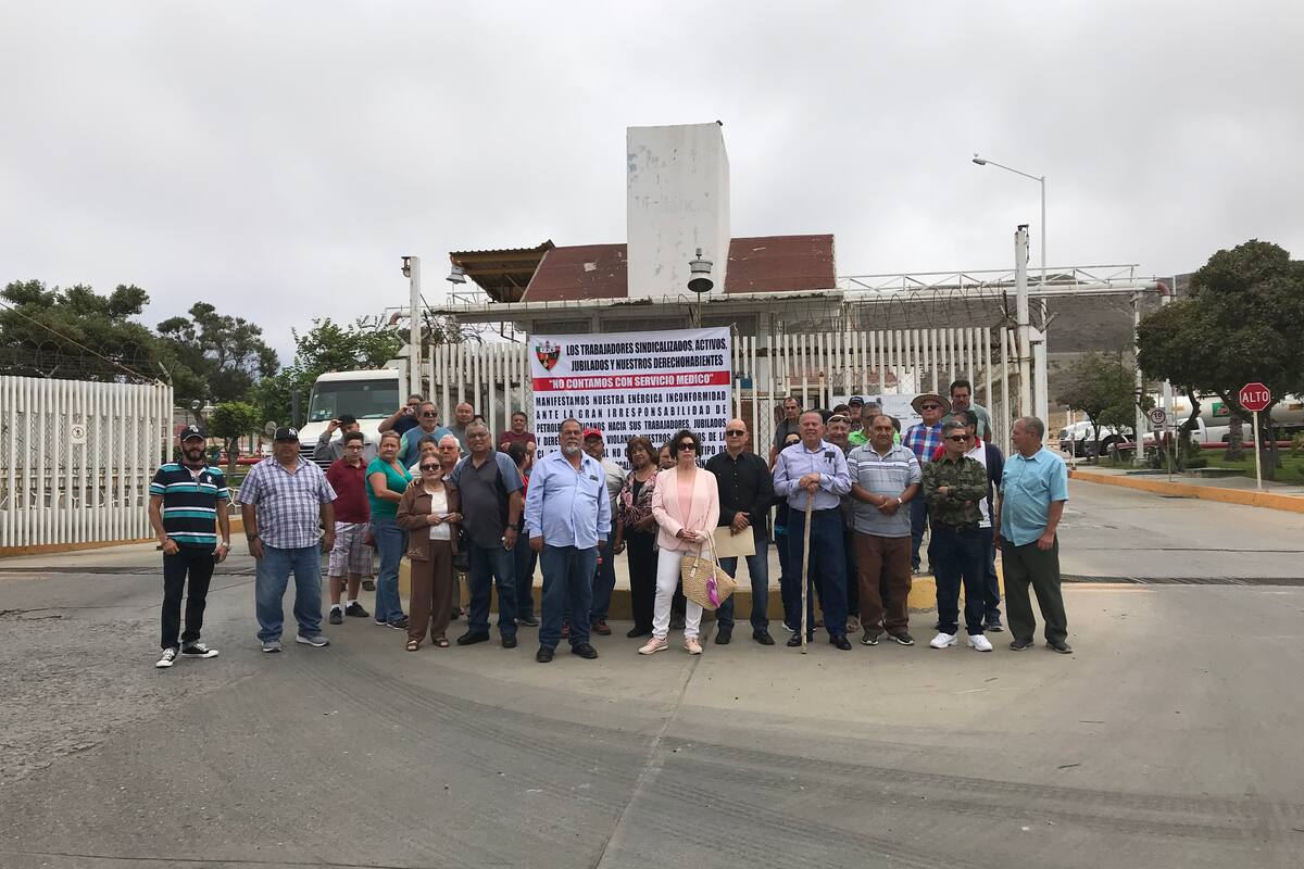 Empleados de Pemex reclaman servicios de salud ante contingencia