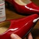 Elimina rayones de tus zapatos de charol con la acetona