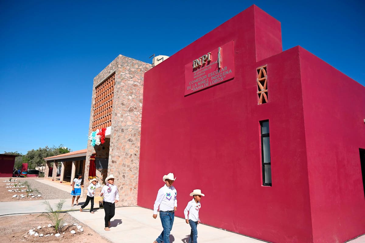Alfonso Durazo y Claudia Sheinbaum durante la inauguración de un comedor escolar indígena en Bahía de Lobos, Sonora. FOTO: ESPECIAL