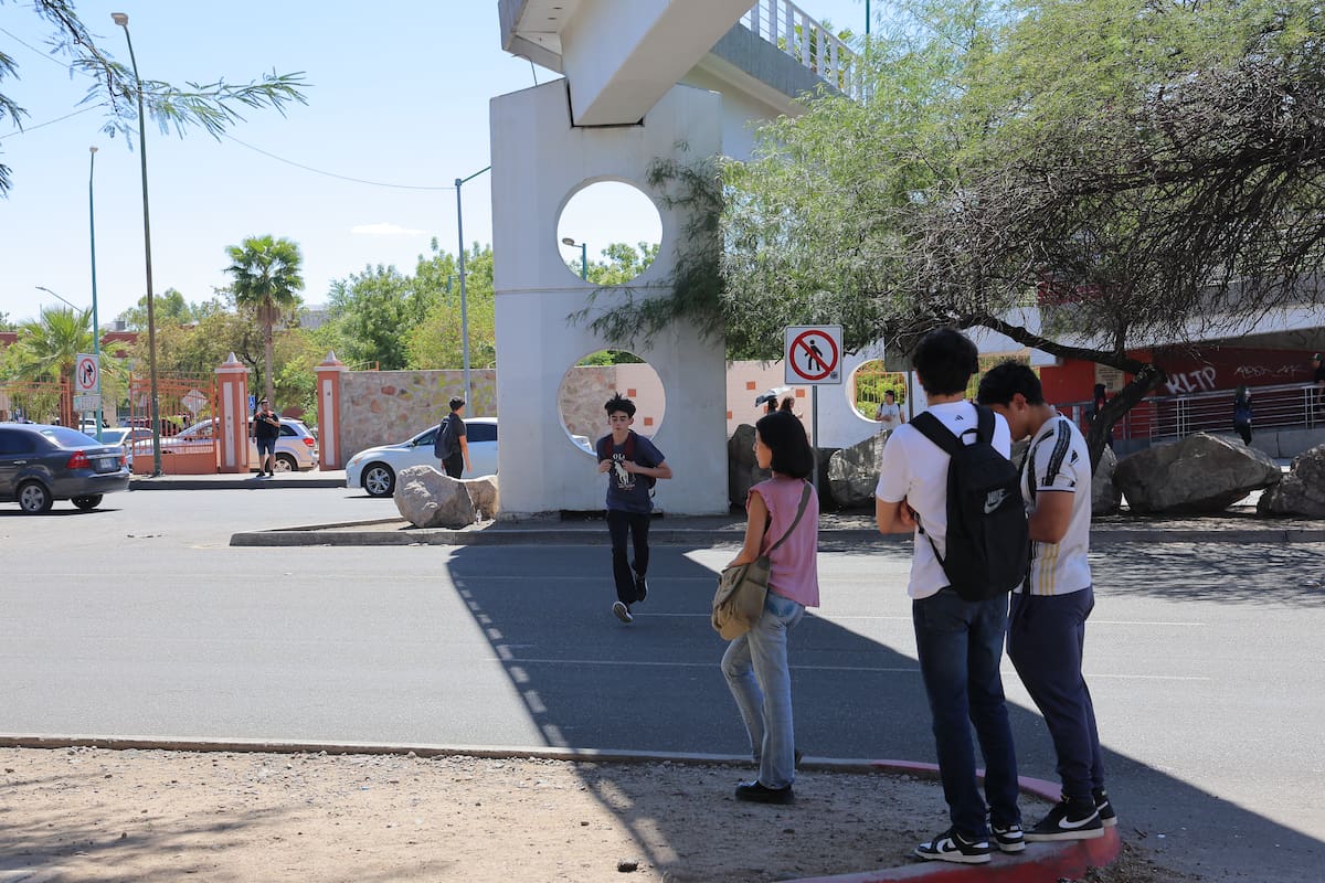 Estudiantes de la Unison comentan que es muy cansado el cruzar por el puente peatonal y que por las noches es peligroso por los indigentes que aún no sean ido del todo.