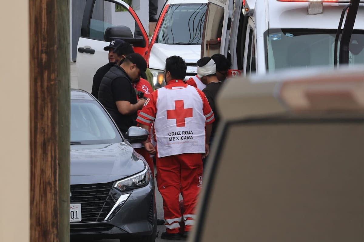 El ofendido únicamente presentó lesiones menores y fue atendido por el personal de la Cruz Roja. Foto: Sergio Ortiz