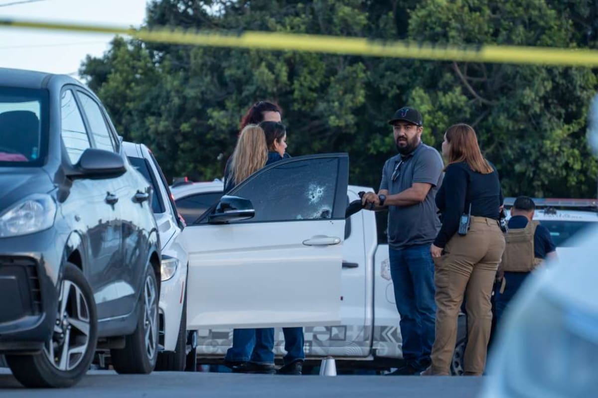Un agente de la Fuerza Estatal de Seguridad Ciudadana murió tras ser atacado a balazos en la colonia Nuevo Milenio; su esposa fue hospitalizada con lesiones.
Fotos: Border Zoom.