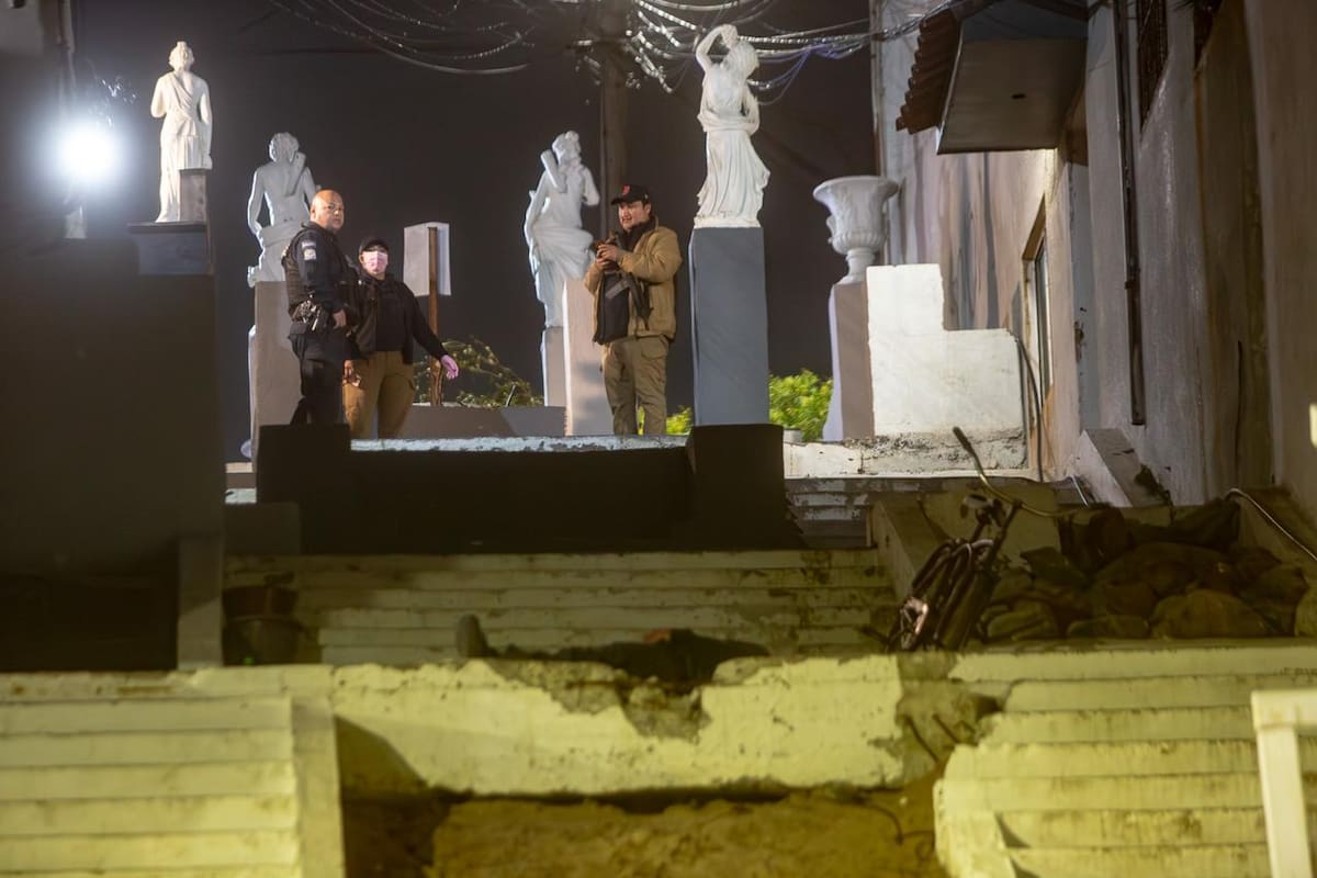 La víctima fue localizada sin vida en el pasillo 6; autoridades aseguraron un indicio balístico en la escena. Foto: Border Zoom