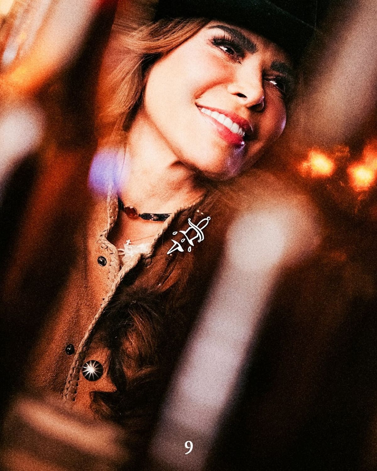 En las imágenes pueden verse estrellas como Gloria Trevi, quien aparece con un atuendo estilo norteño.