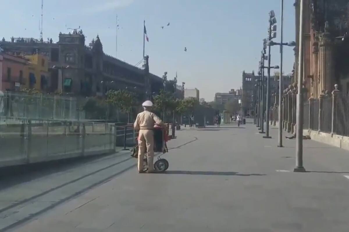 VIDEO: ¡Conmovedor! Organillero toca solo en el Zócalo de la CDMX
