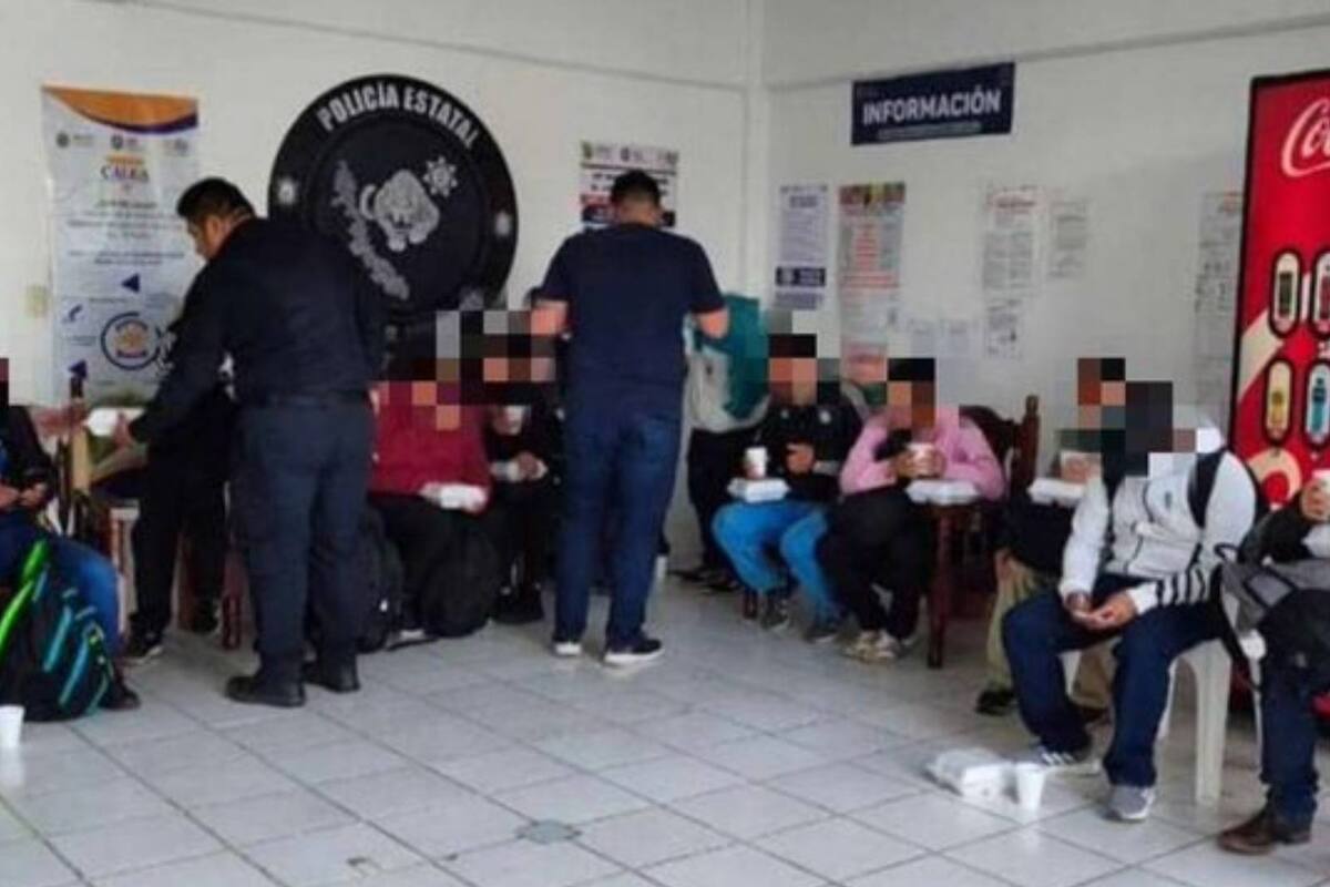 Migrantes solicitan ayuda a policías para volver a su país en Veracruz