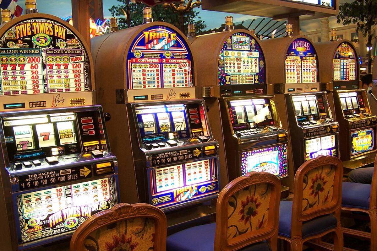 Gana 300 mil dólares en una máquina tragamonedas mientras esperaba su vuelo en un aeropuerto de Las Vegas