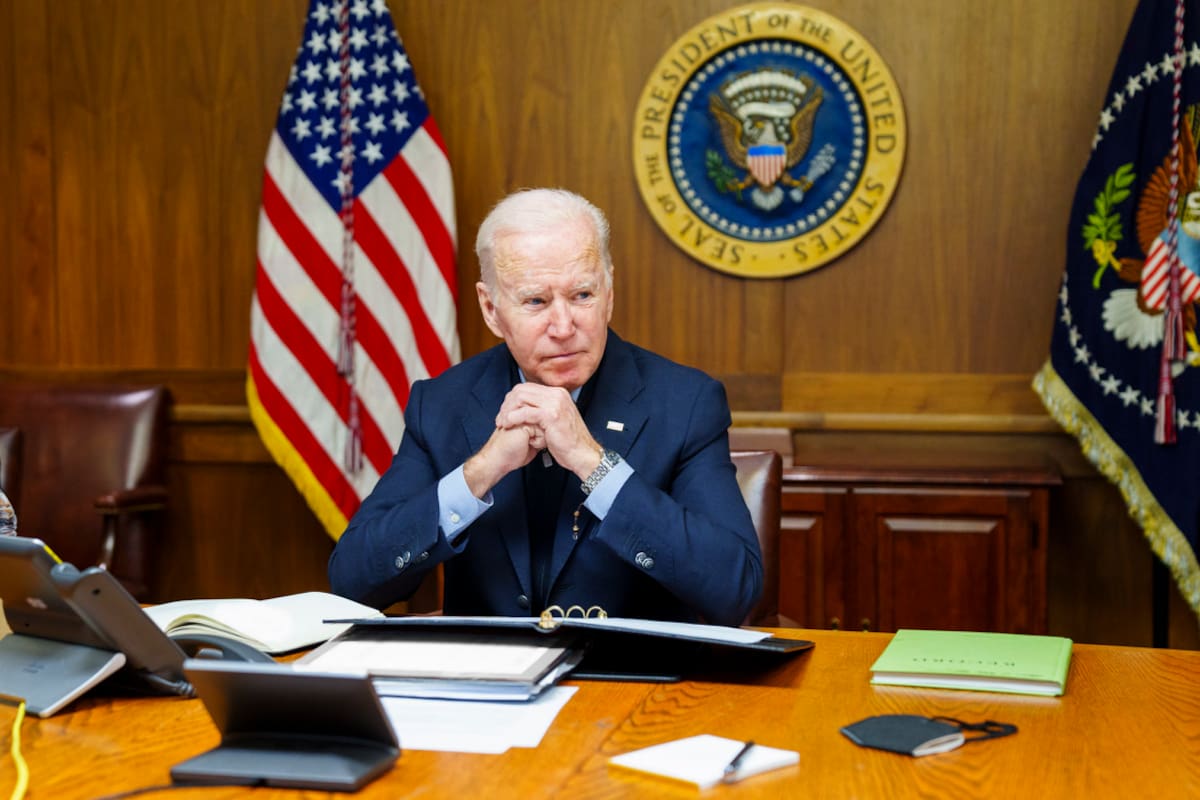 Esta imagen facilitada por la Casa Blanca vía Twitter muestra al presidente Joe Biden en Camp David, Maryland, el sábado 12 de febrero de 2022. (Casa Blanca vía AP)