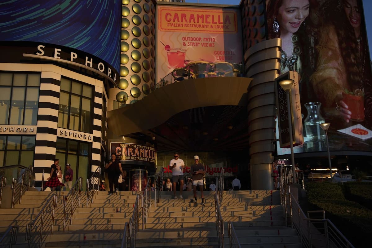 Personas caminan por el Strip de Las Vegas, el viernes 8 de agosto de 2025. | Crédito: AP/John Locher