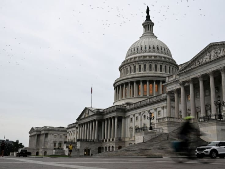 Joven con escopeta cargada, chaleco táctico y munición extra corre hacia el Capitolio de Estados Unidos antes de ser arrestado
