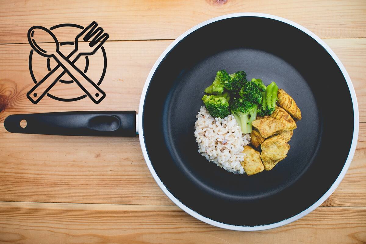 ¿Cuál es el uso del agujero en el mango de las sartenes?