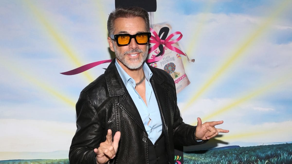 Sergio Mayer vive incómodo momento al olvidar el nombre de la universidad donde estudió su maestría en plena entrevista en vivo