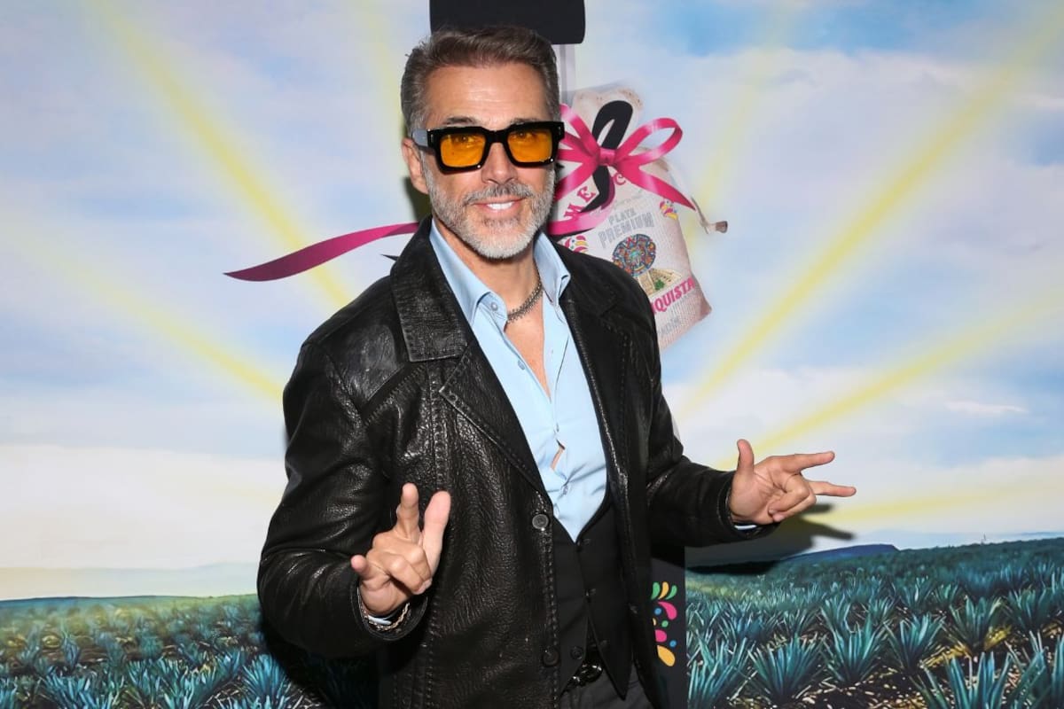 Sergio Mayer vive incómodo momento al olvidar el nombre de la universidad donde estudió su maestría en plena entrevista en vivo