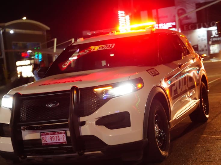 Hallan a dos hombres esposados y amordazados al oriente de Mexicali