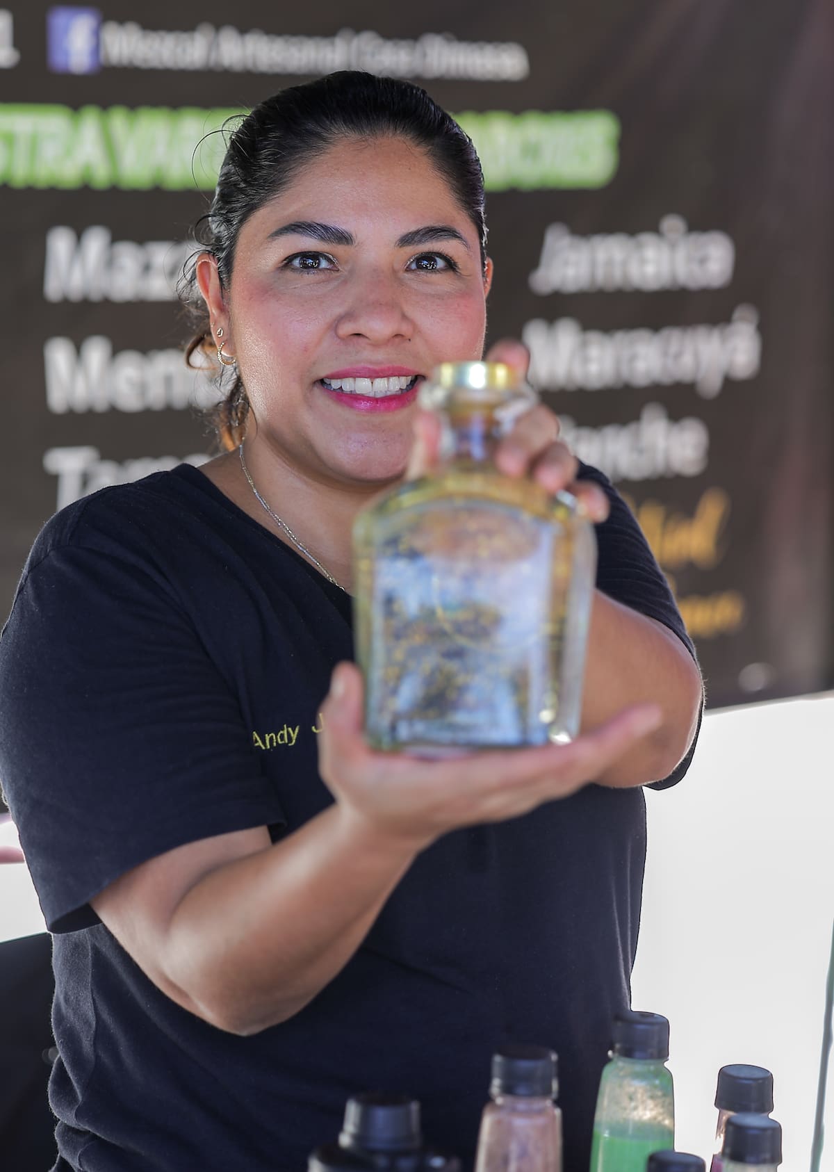 Andrea Rojas y Arturo Bárcenas crearon Casa Dimasa en Hermosillo, donde venden productos artesanales de Guerrero para costear las terapias de su hijo con autismo.