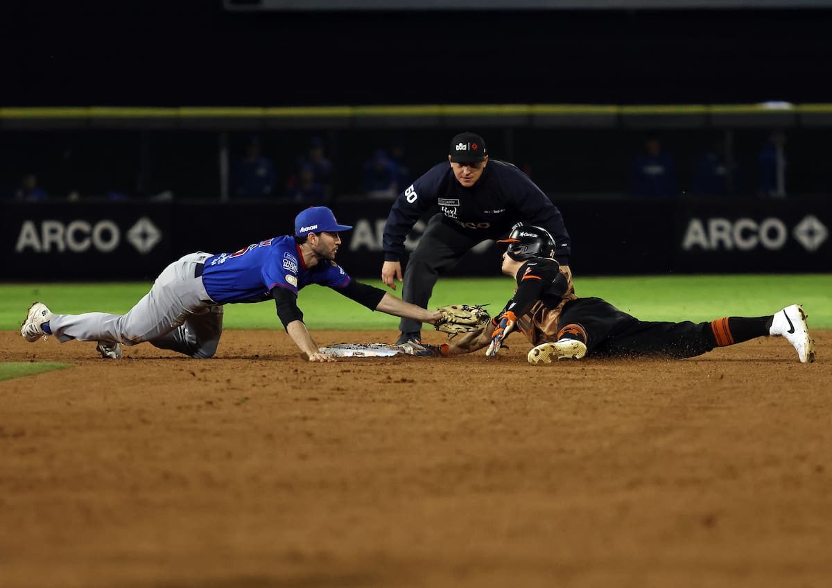 José Cardona se roba la segunda base. (Foto: Cortesía Naranjeros)