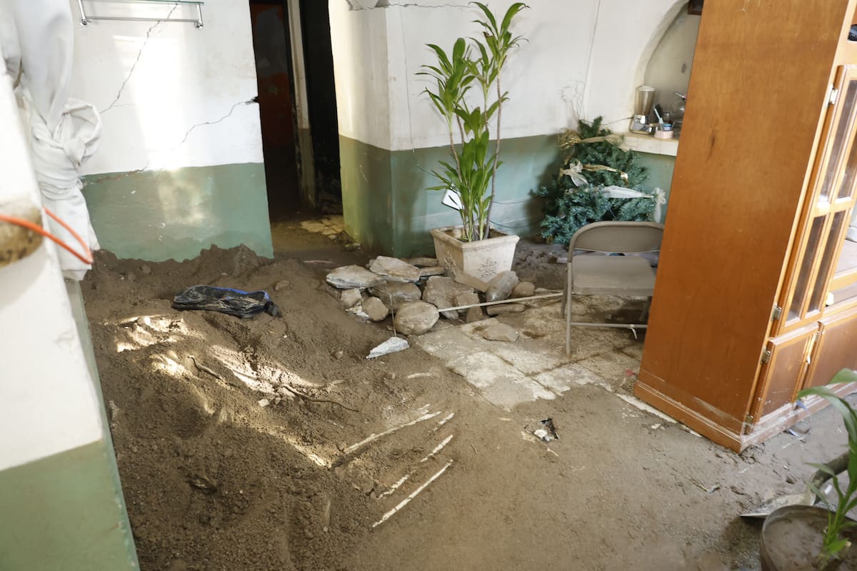 Se revienta tubería de Agua de Hermosillo y deja a familia sin hogar en la colonia Rinconada de la Cruz