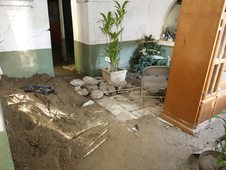 Se revienta tubería de Agua de Hermosillo y deja a familia sin hogar en la colonia Rinconada de la Cruz