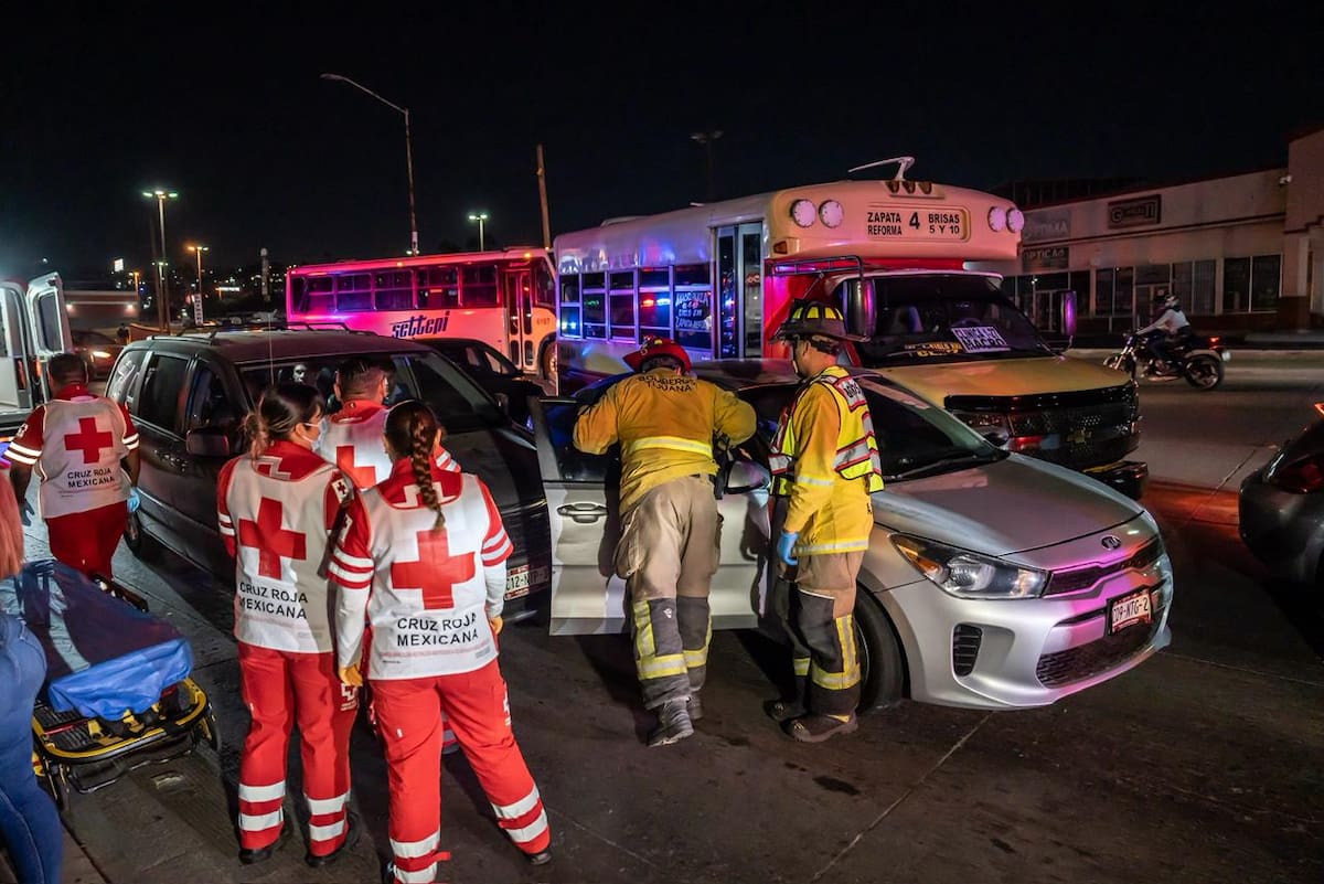 Una mujer resultó lesionada durante el incidente. Foto: Border Zoom