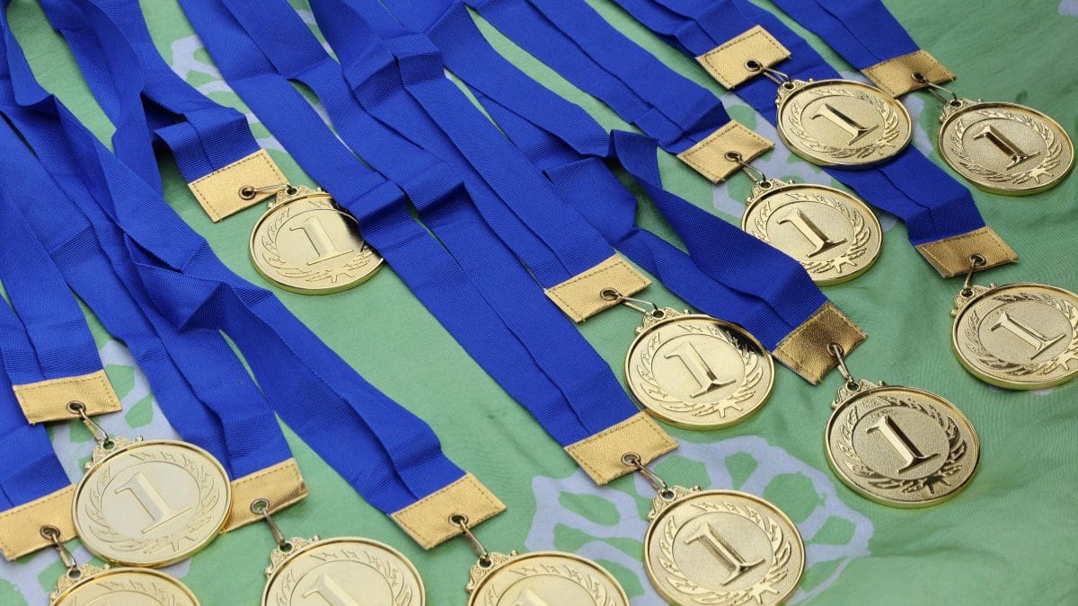 Antes de tirar tus medallas antiguas, considera estas 2 ideas para convertirlas en organizadores o decoraciones útiles para el hogar, evitando desperdicio y aprovechando objetos que podrían tener valor práctico y sentimental