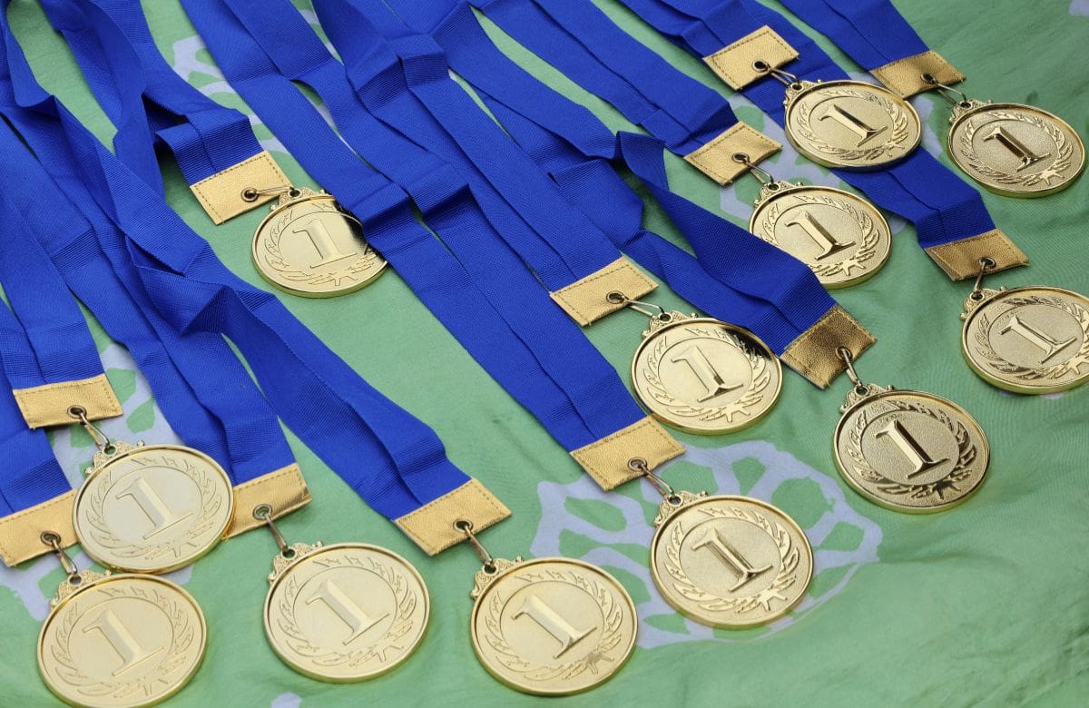 Antes de tirar tus medallas antiguas, considera estas 2 ideas para convertirlas en organizadores o decoraciones útiles para el hogar | Foto: Especial (canva)