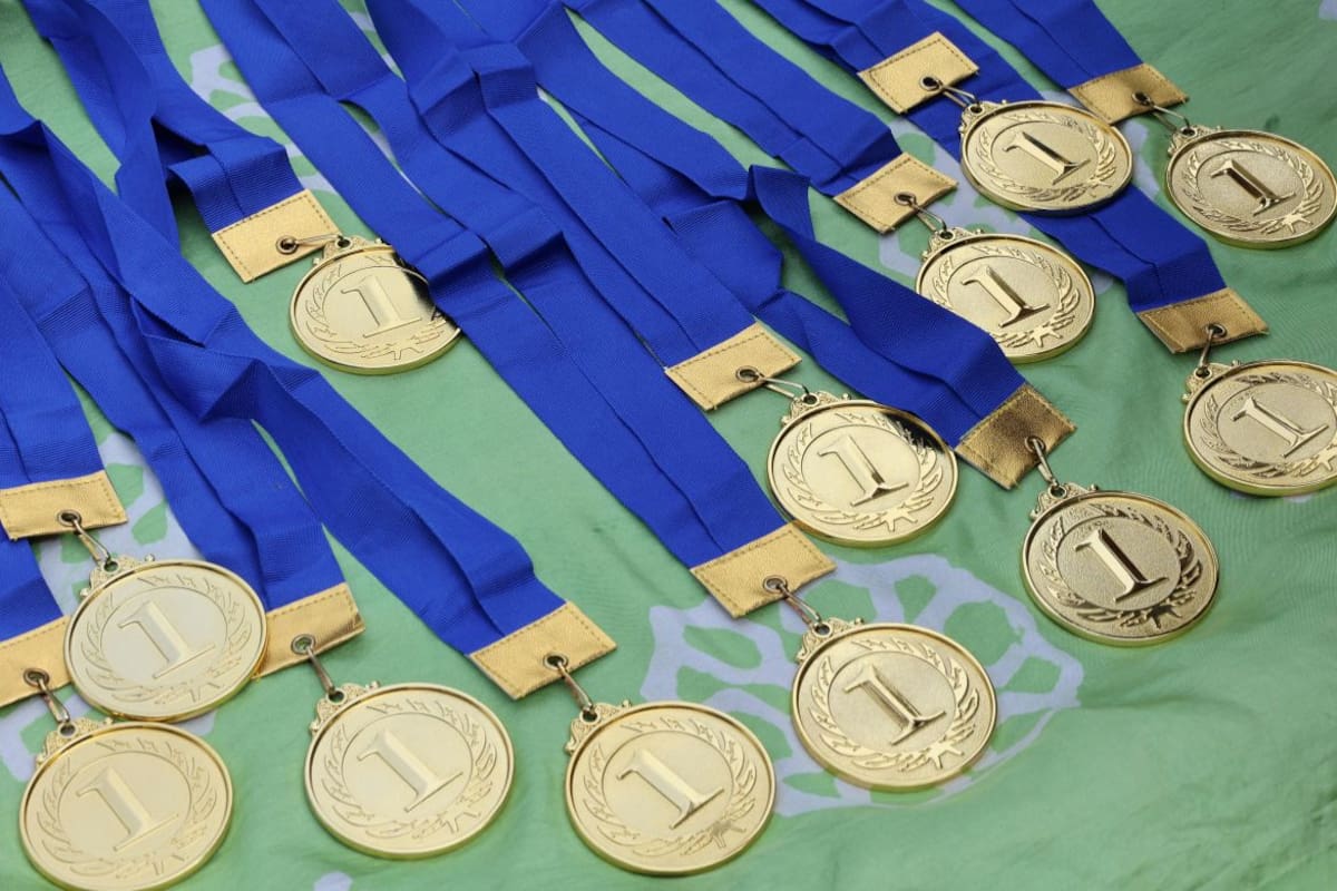 Antes de tirar tus medallas antiguas, considera estas 2 ideas para convertirlas en organizadores o decoraciones útiles para el hogar, evitando desperdicio y aprovechando objetos que podrían tener valor práctico y sentimental