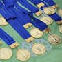Antes de tirar tus medallas antiguas, considera estas 2 ideas para convertirlas en organizadores o decoraciones útiles para el hogar, evitando desperdicio y aprovechando objetos que podrían tener valor práctico y sentimental
