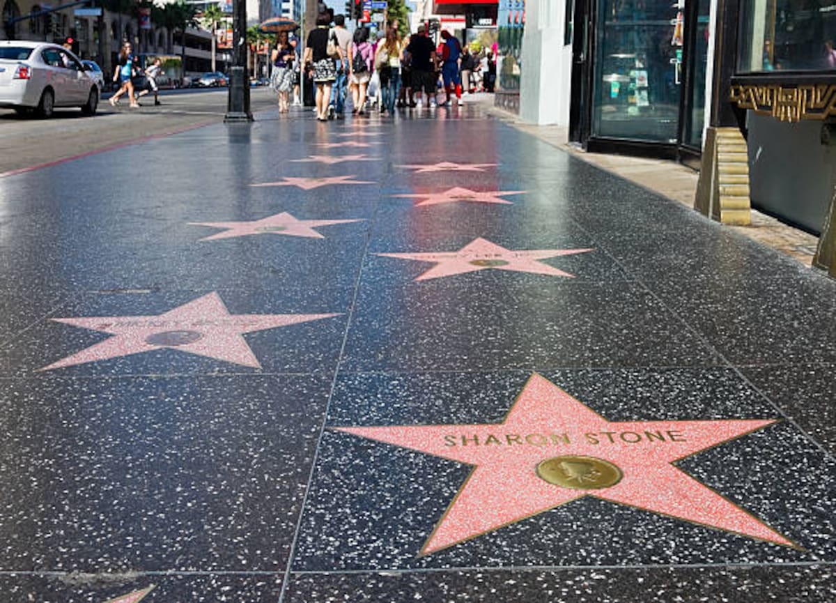 Paseo de la fama en Hollywood | "Hollywood, USA - September 4, 2011: Sharon Stone\'s star on the Hollywood Walk of Fame. Located on Hollywood Boulevard and is one of 2400 celebrity stars made from marble and brass."