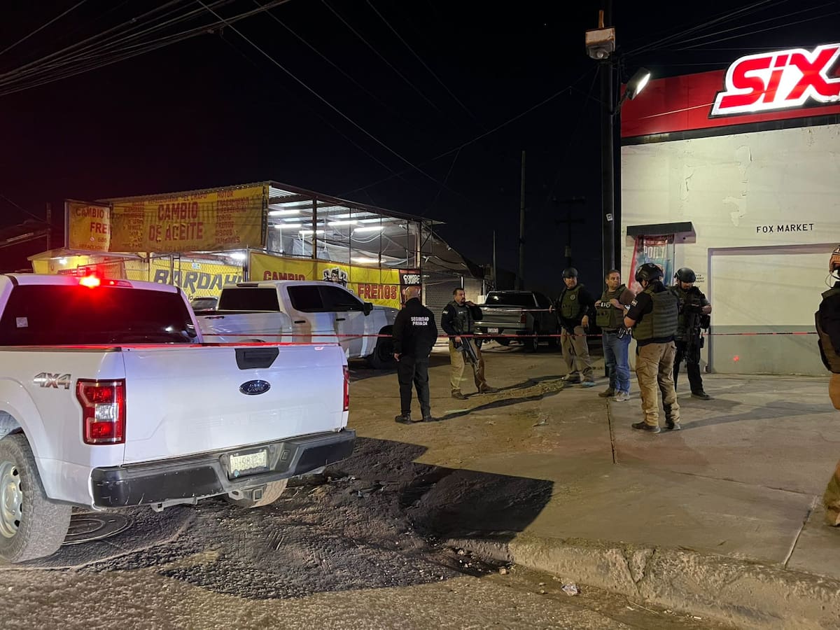 Cuando los agentes entraron al patio para llevar a cabo el cateo, fueron sorprendidos por ambos hombres, quienes presuntamente comenzaron a dispararles, pero los agentes se escondieron detrás de un vehículo y solicitaron apoyo, por lo que no resultaron lesionados l Foto: Cortesía