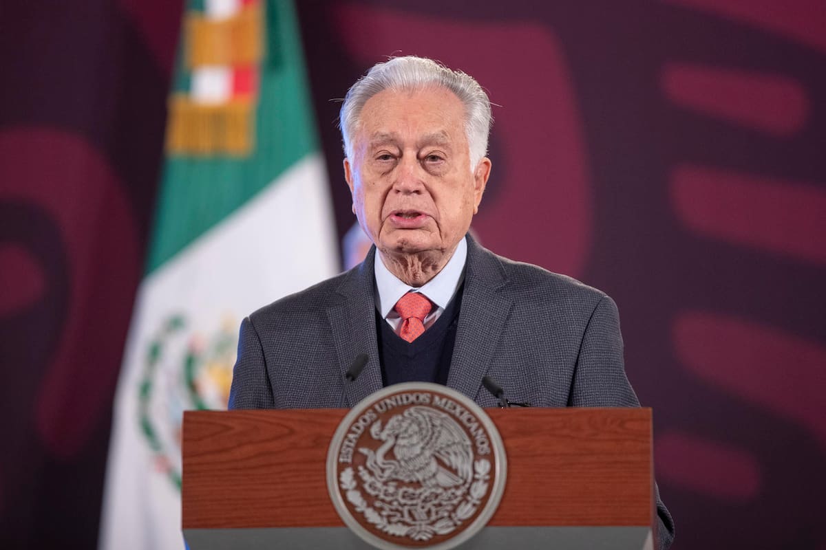 El director de la Comisión Federal de Electricidad (CFE), Manuel Bartlett, habla durante la conferencia matutina de la Presidencia, hoy, en el Palacio Nacional en la Ciudad de México (México). EFE/ Isaac Esquivel