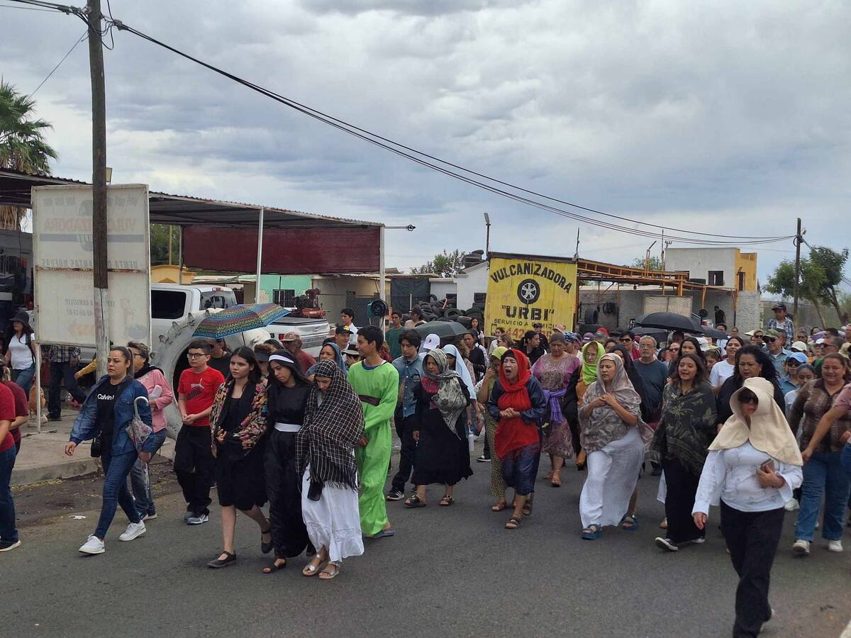 Los ahí presentes fueron viviendo cada una de las caídas que recibió Jesús desde que Poncio Pilato lo condenó a la crucifixión / Foto: Mayra Echeverría