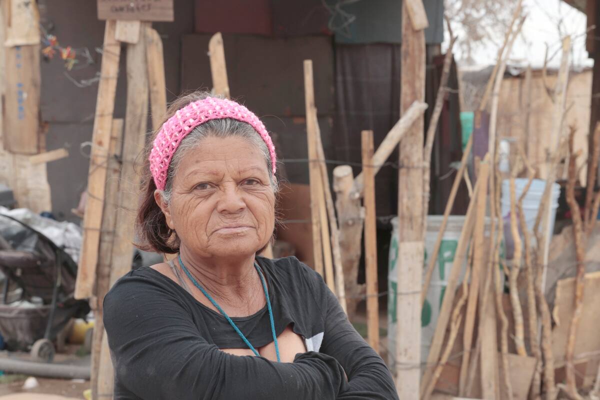 Cobertón Navideño 2024: Lorenza soporta el frío con una fogata