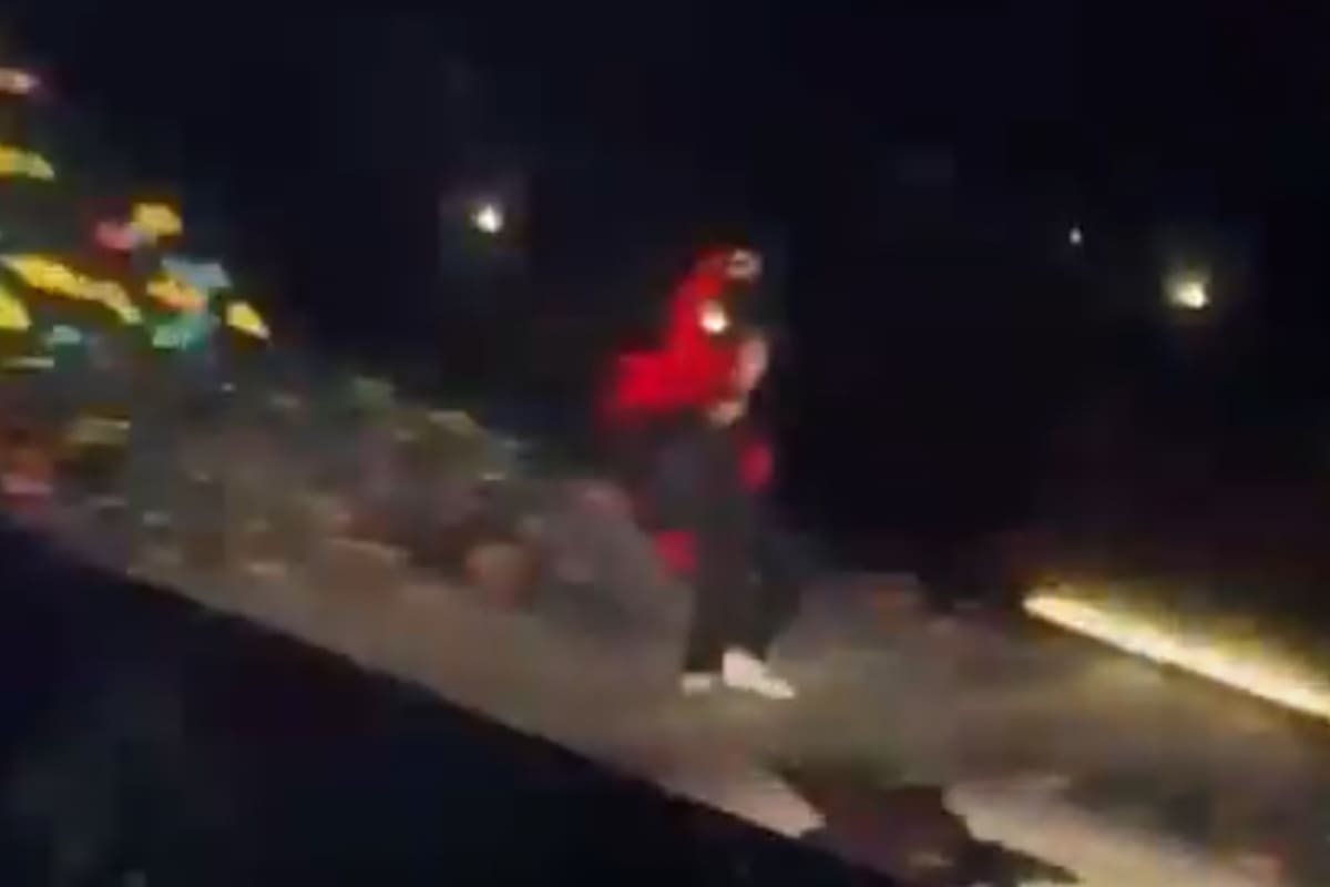 Harry Styles sufre aparatosa caída en pleno concierto en CDMX; la lluvia convirtió el escenario en una pista resbaladiza
