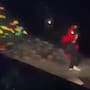 Harry Styles sufre aparatosa caída en pleno concierto en CDMX; la lluvia convirtió el escenario en una pista resbaladiza