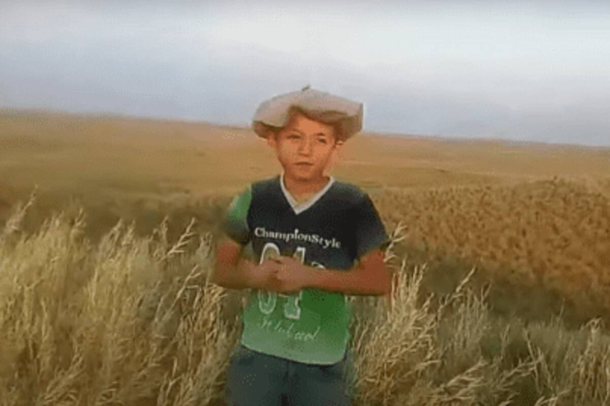 Para poder tomar sus clases en línea, niño viaja en caballo