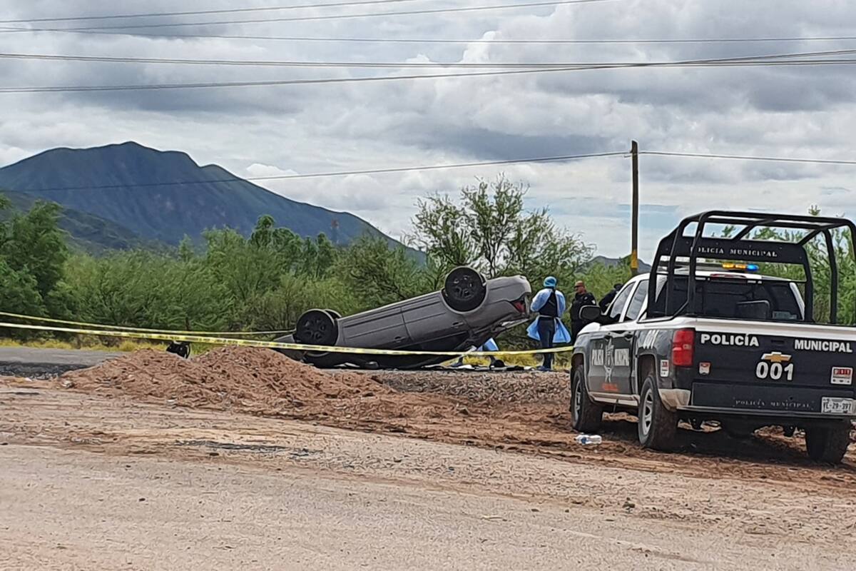 Vuelca auto cuando era perseguido por patrullas; conductor huye