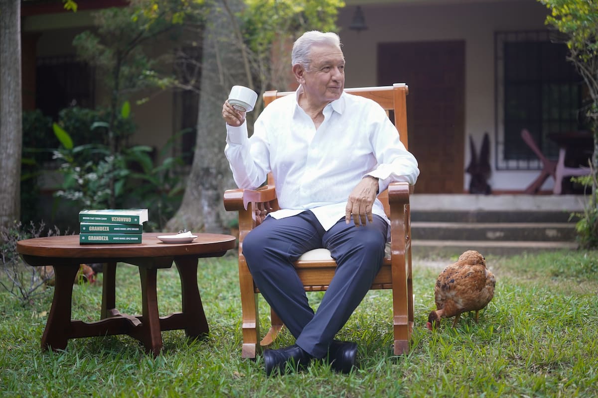 Este domingo, el expresidente Andrés Manuel López Obrador reapareció luciendo relajado para promocionar su nuevo libro "Grandeza". | X @lopezobrador_