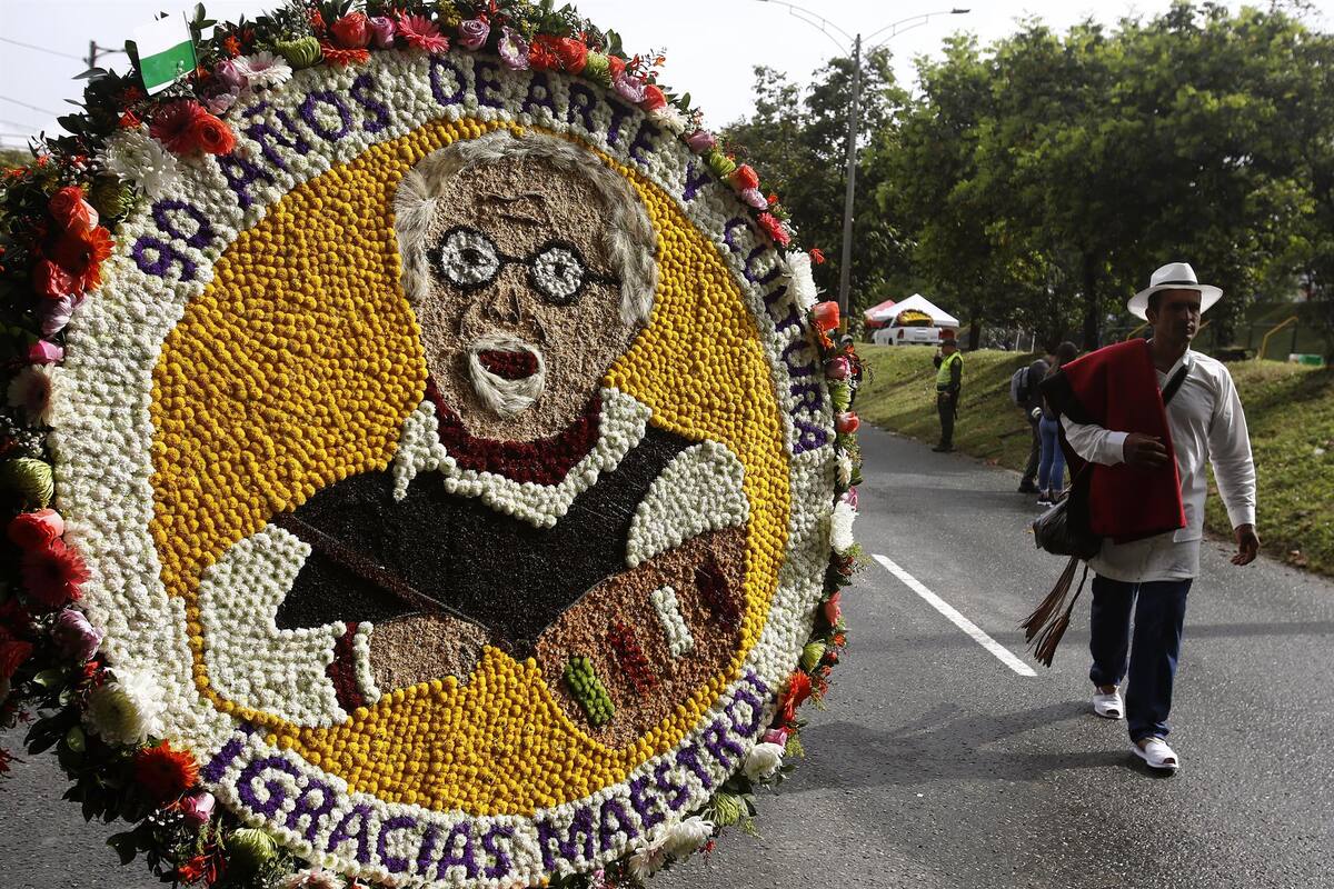 Silleteros pintan de colores a Medellín con desfile de flores
