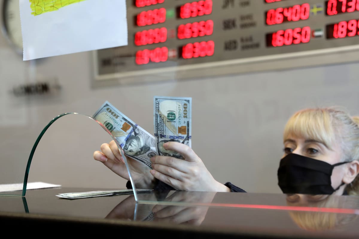 ¿Puede el coronavirus sobrevivir en billetes?