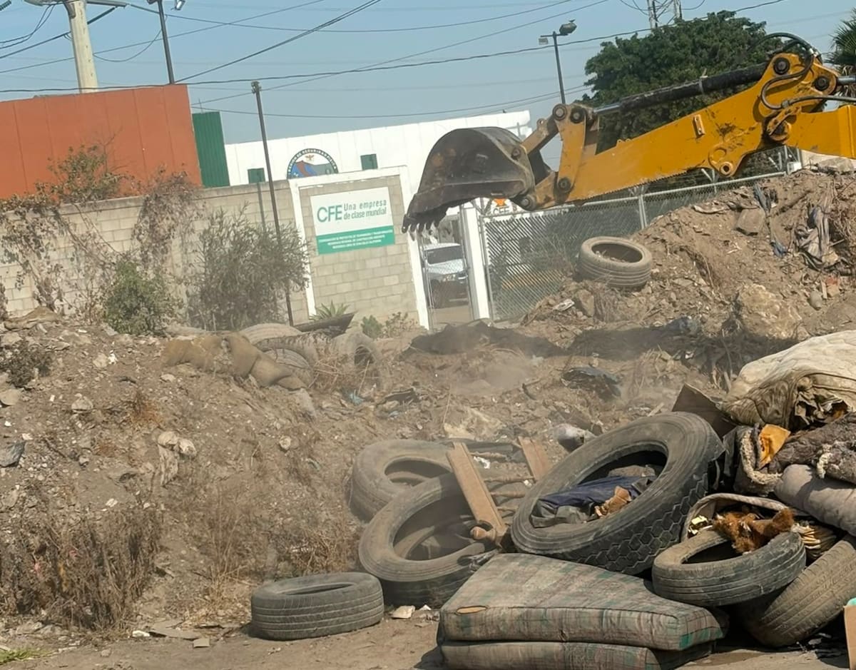 El programa Tijuana Ciudad Limpia realizó una jornada con apoyo de tres delegaciones municipales para retirar residuos y atender un punto afectado por tiraderos clandestinos. Foto: Lorena Salinas