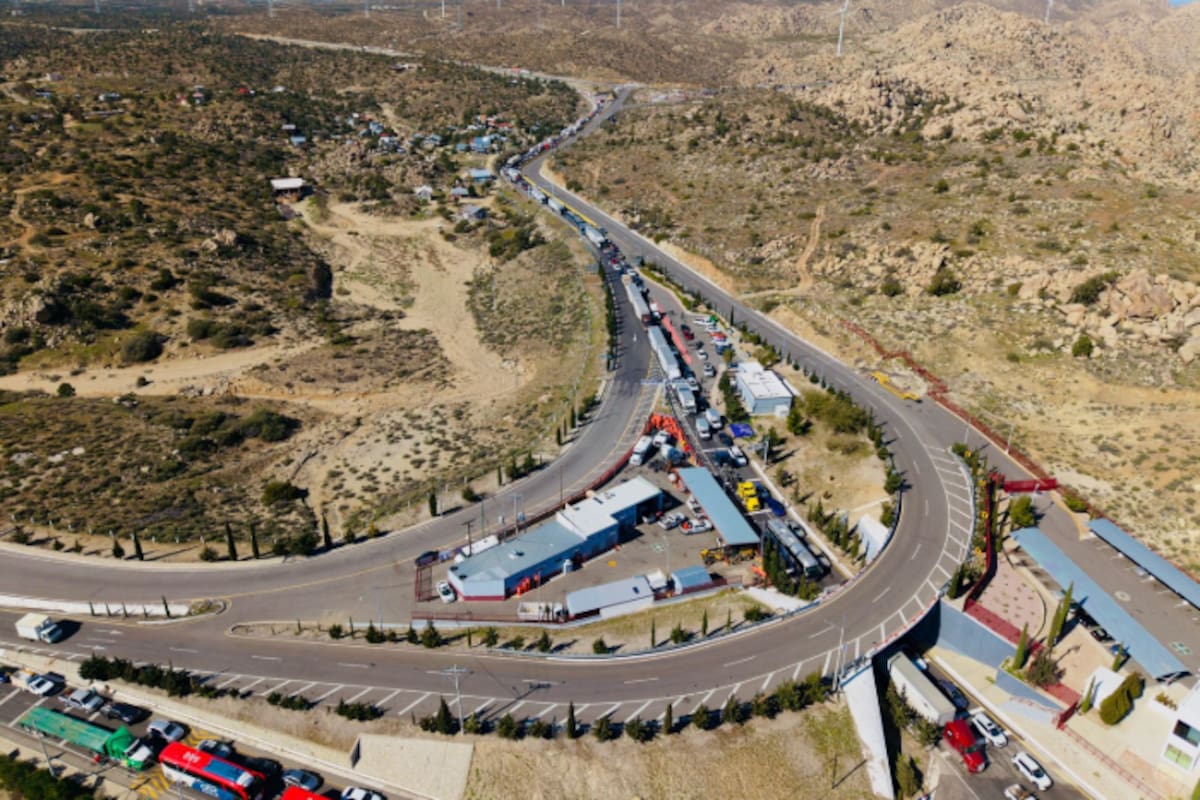 Tráiler vuelca en La Rumorosa y genera un caos vial
