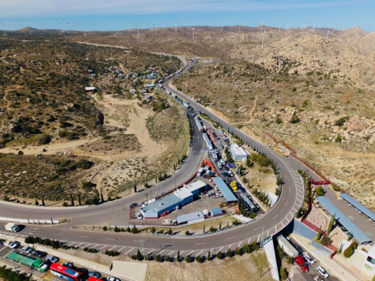 Tráiler vuelca en La Rumorosa y genera un caos vial