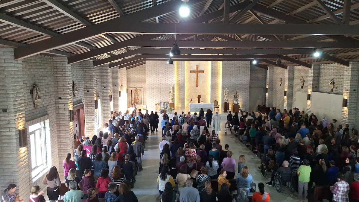Acuden a la Virgen de Lourdes para pedir por su salud