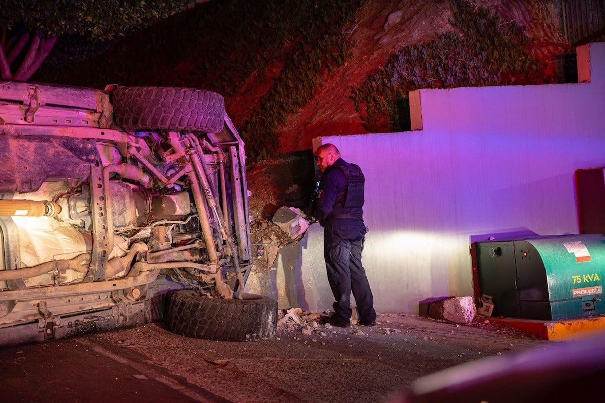 El accidente ocurrió durante la madrugada; la unidad dañó la barda de un Oxxo y peritos de Tránsito investigan qué provocó el percance. Foto: Border Zoom.